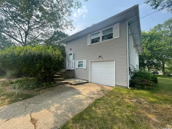 16 Squires Avenue, Port Jefferson Station, NY 11776