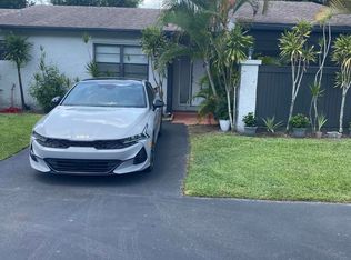 13 Mohawk Dr, Royal Palm Beach, FL 33411