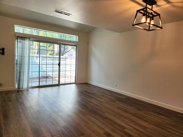 539 Torrey Pine Ln — Photo 8