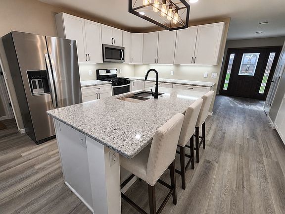 2nd image of 1000 Pinoak Dr