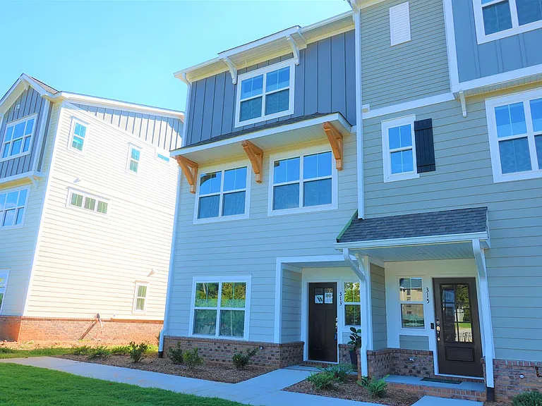 313 Pete Hollis Blvd — Photo 1