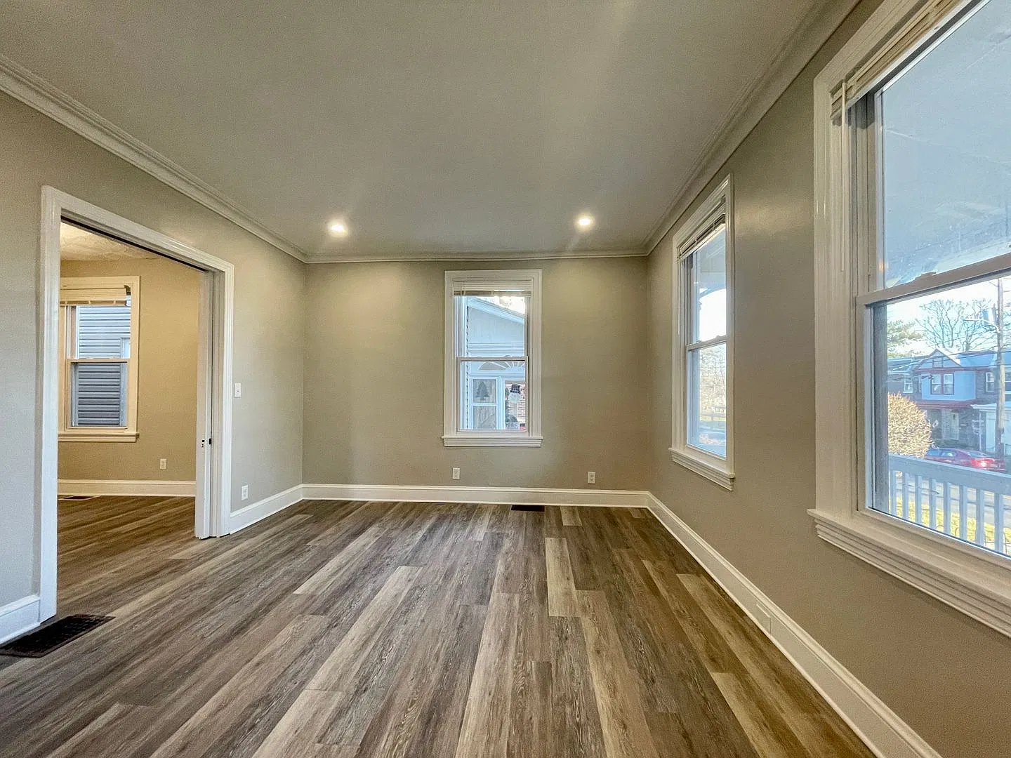 4 Bedroom! Freestanding House, Fully Renovated! — Photo 3