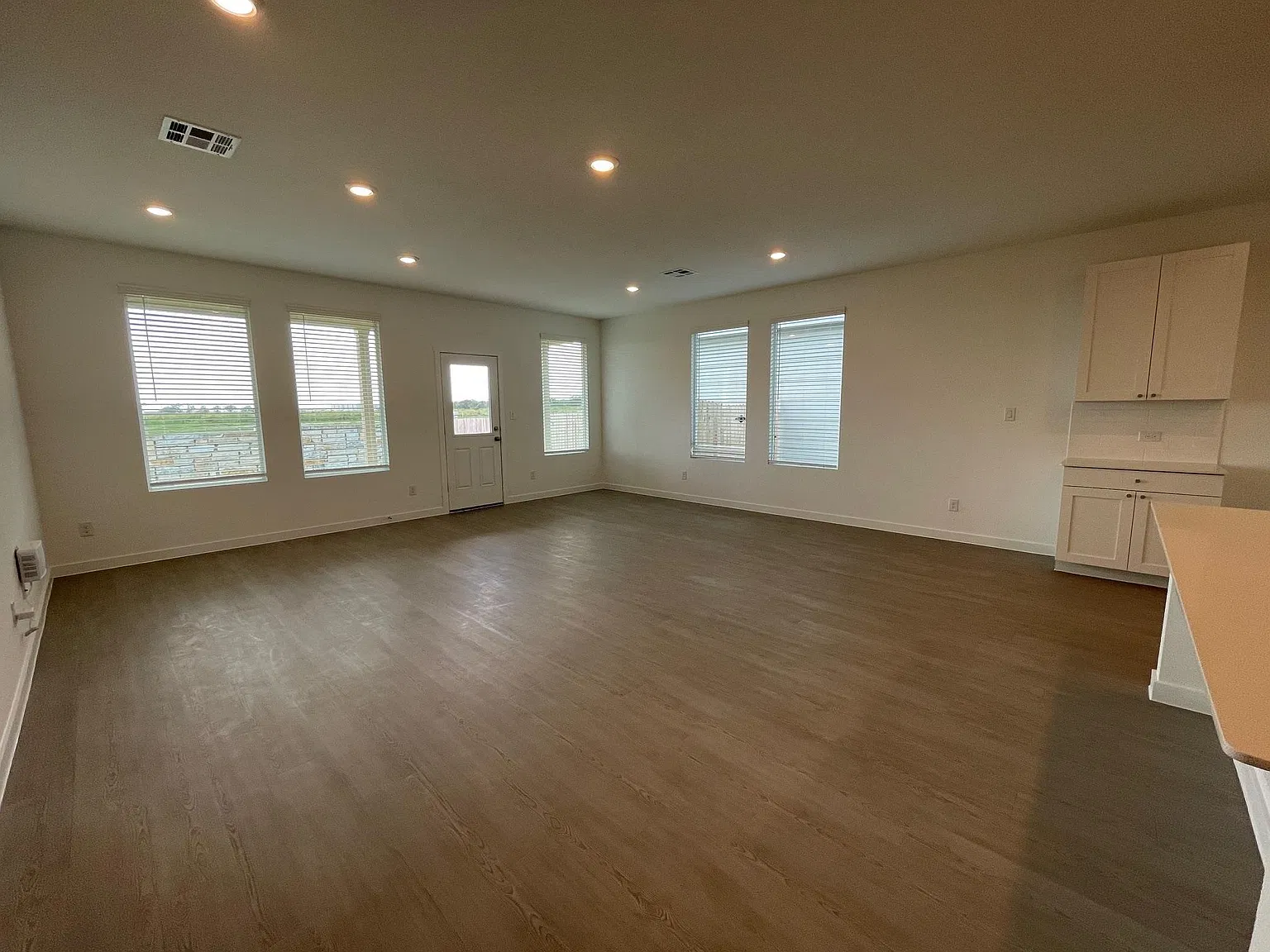 4 bed, 3.0 bath, 2024 sqft, $2,299 — Photo 2