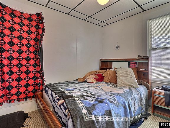 4th image of 300 E 12th St