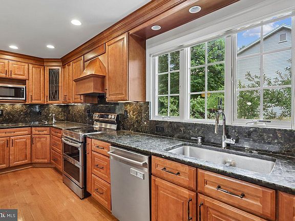 4th image of 900 Barker Hill Rd