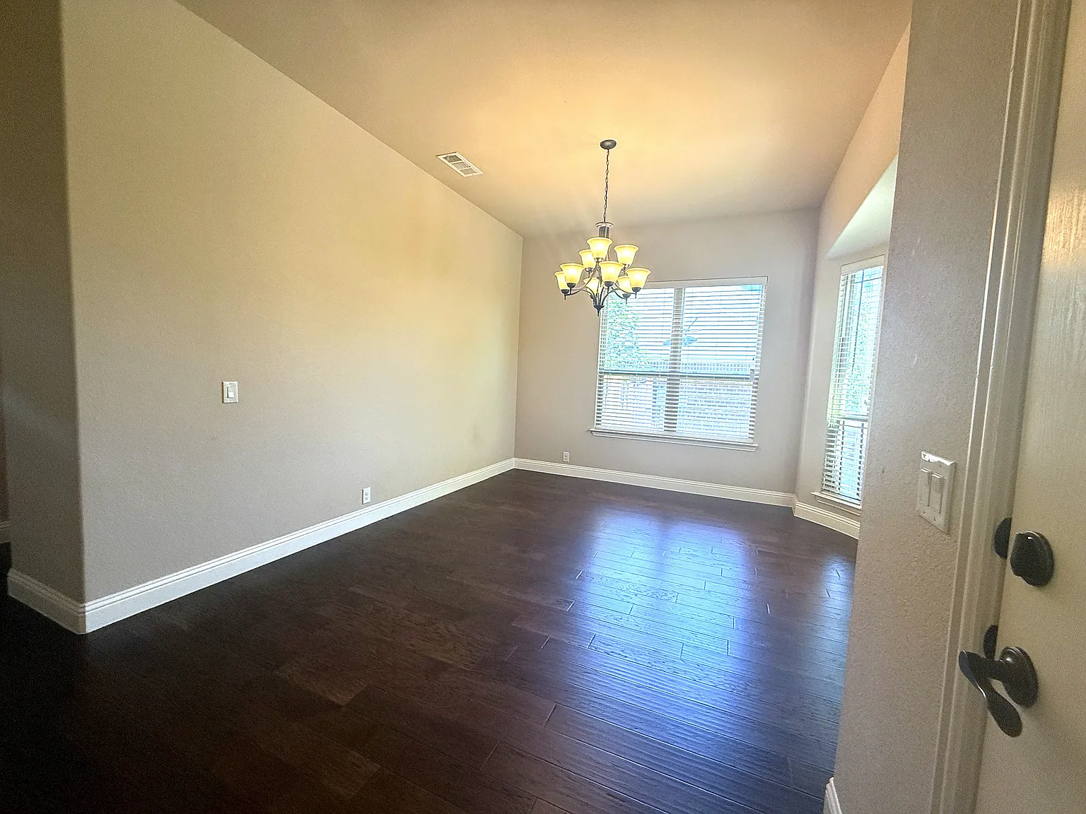 4 bed, 2454 sqft, $3,100 — Photo 4