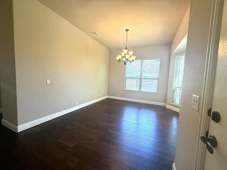 1109 Abbey Ln — Photo 4