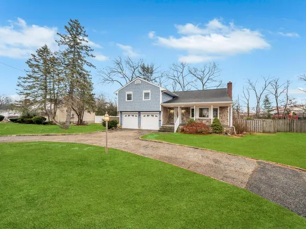 60 Higgins Street, North Babylon, NY 11703