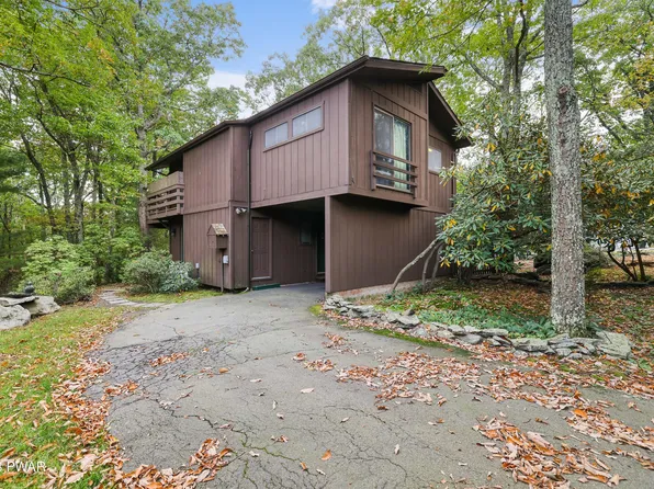 131 Hillside Dr, Lords Valley, PA 18428