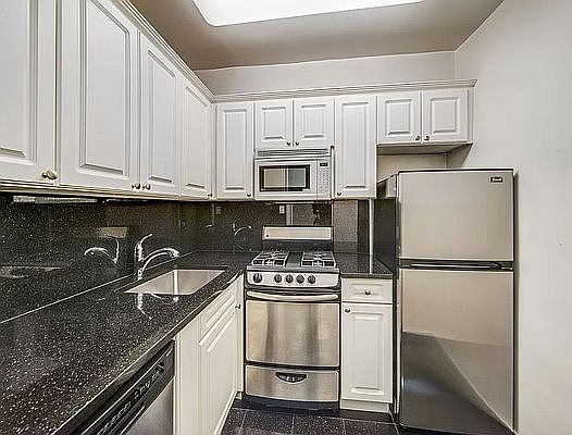 4th image of 300 E 40th St APT 10B