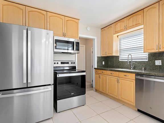 3rd image of 2131 S King St