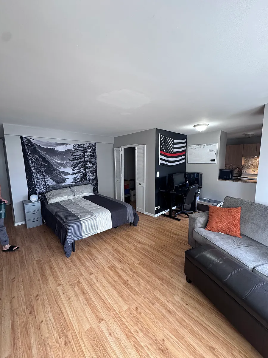 Building Photo - 5701 N Sheridan Rd #11D