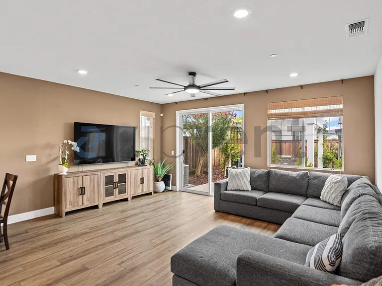 5996 Markham Dr — Photo 5