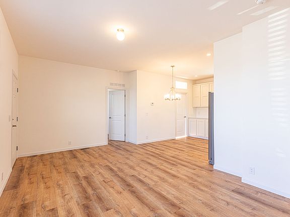 4th image of 909-929 35th Ave #907