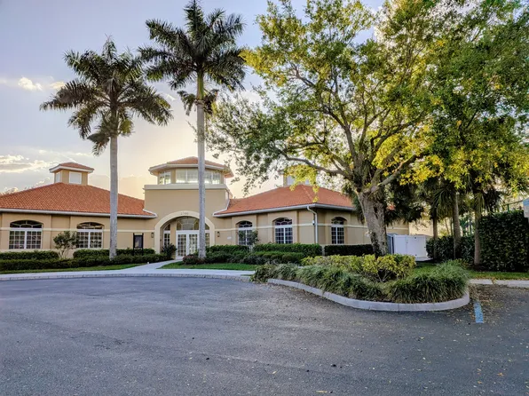 2136 Grove Dr, Naples, FL 34120