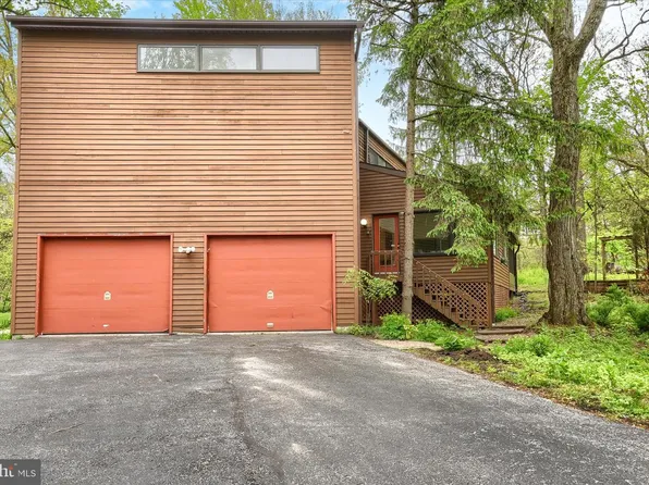 8 Pheasant Dr, Hershey, PA 17033