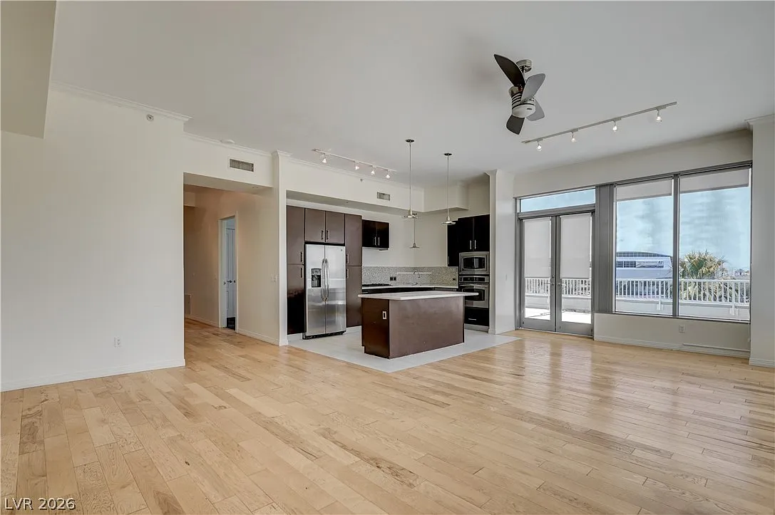 2 bed, 2.0 bath, 2196 sqft, $4,400 — Photo 2