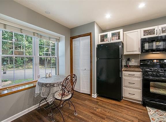 5th image of 383 Laurel Park Pl