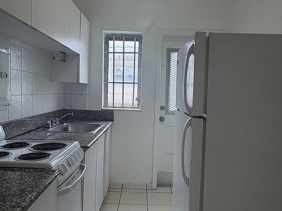 3rd image of 2770 SW 30th Ave #1