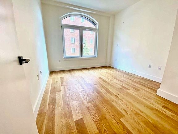 3rd image of 961 Willoughby Ave #507