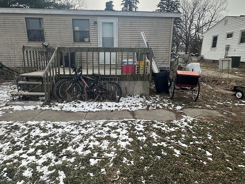 2nd image of 305 E Walnut St