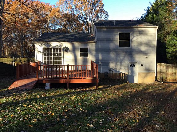 Large deck, large fenced-in backyard