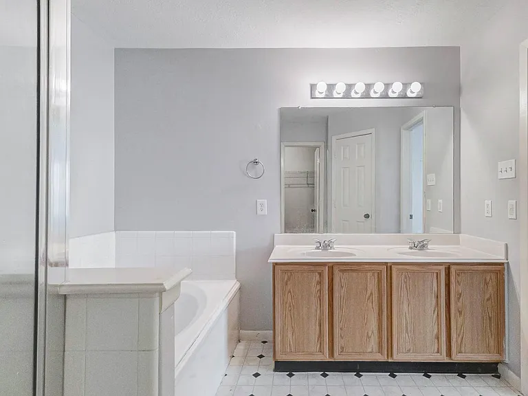 5923 Shining Leaf Ct — Photo 18