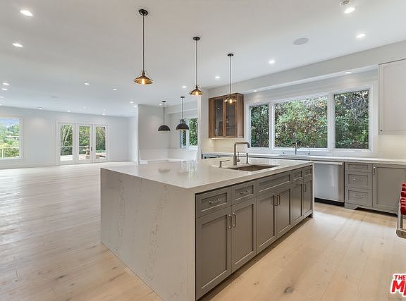 5th image of 421 N Robinwood Dr