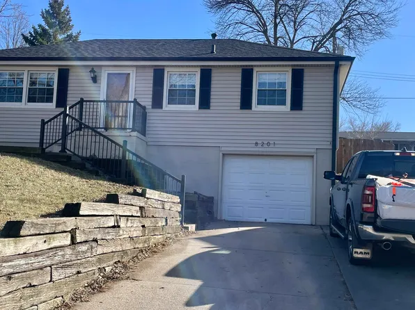 8201 Walnut Ln, Ralston, NE 68127