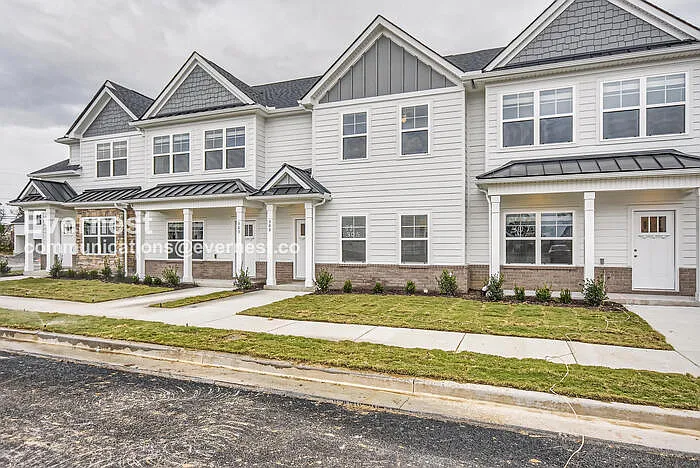 3 bed, 2.5 bath, 1320 sqft, $1,725 — Photo 4