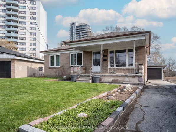 19 Battersea Cres, Toronto, ON M6L 1G7