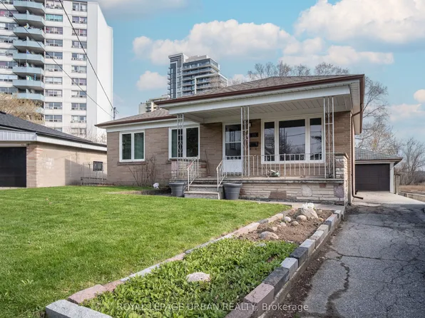 19 Battersea Cres, Toronto, ON M6L 1G7