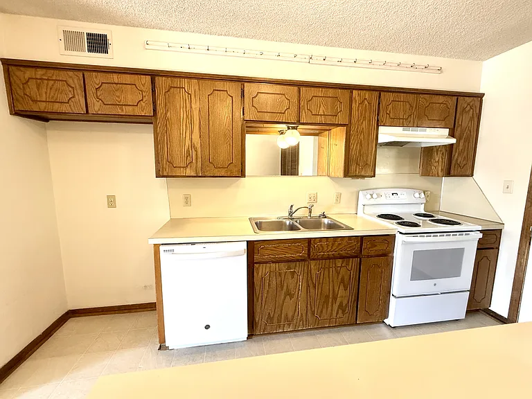 2208 Shenandoah Dr — Photo 2