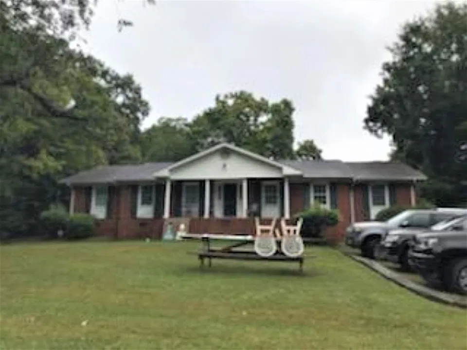323 Lindsay St