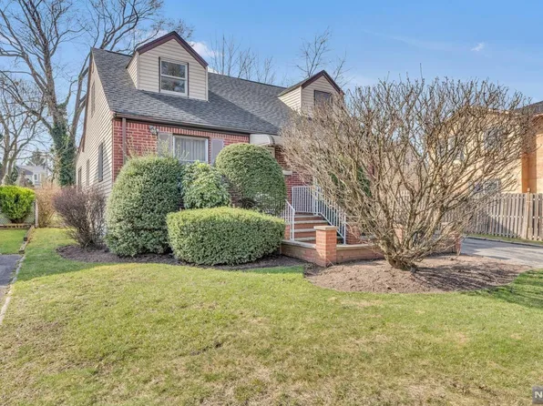 82 Surrey Ln, Bergenfield, NJ 07621