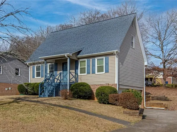 2945 Poinsetta Dr, Winston Salem, NC 27107