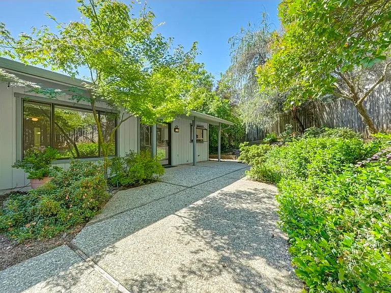 1545 Wimbledon Dr — Photo 1