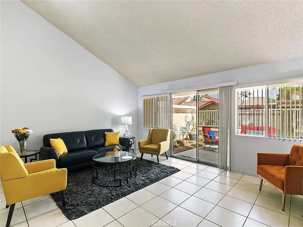 2 bed, 982 sqft, $3,200 — Photo 3