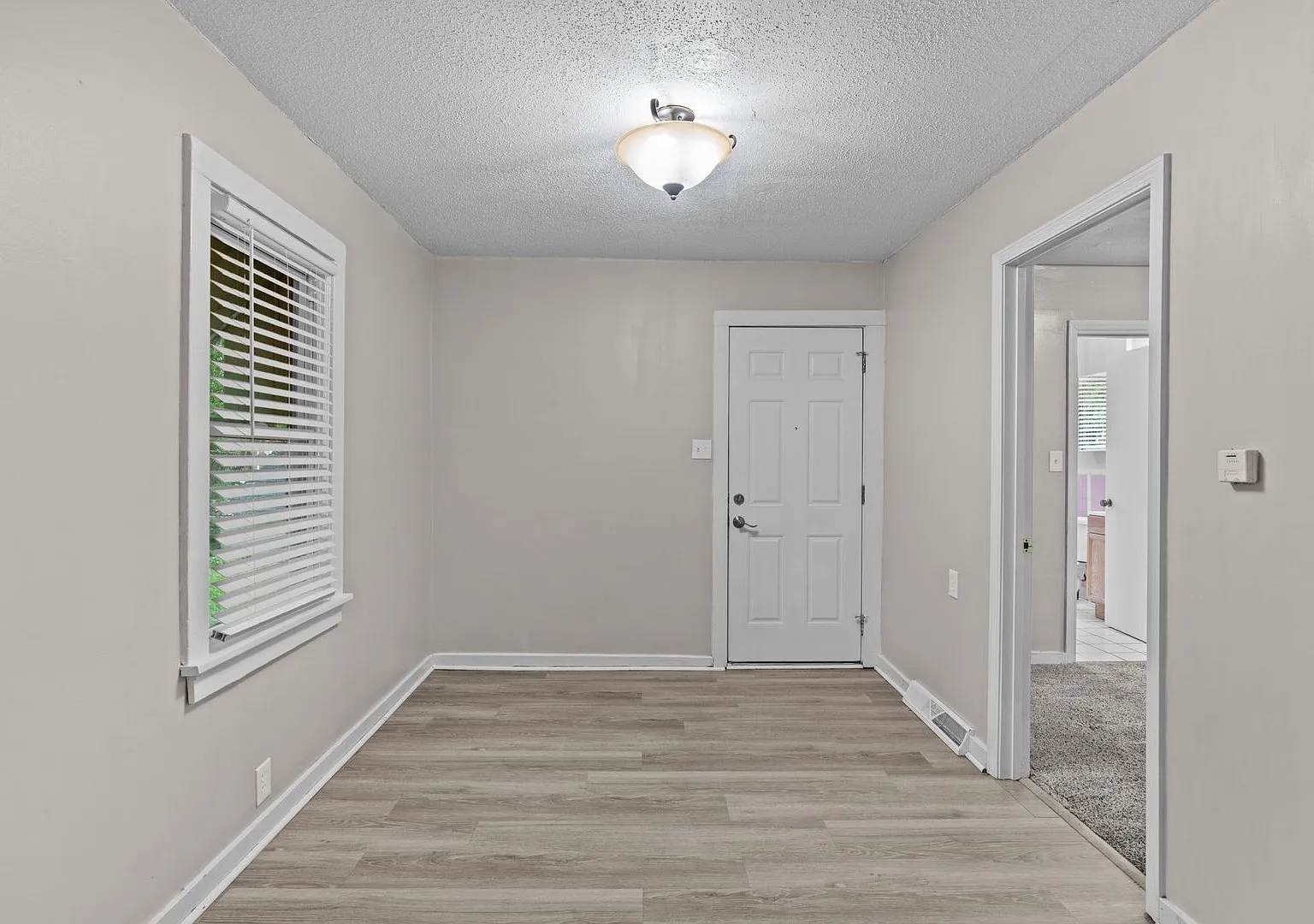 Single family family home on large lot — Photo 2
