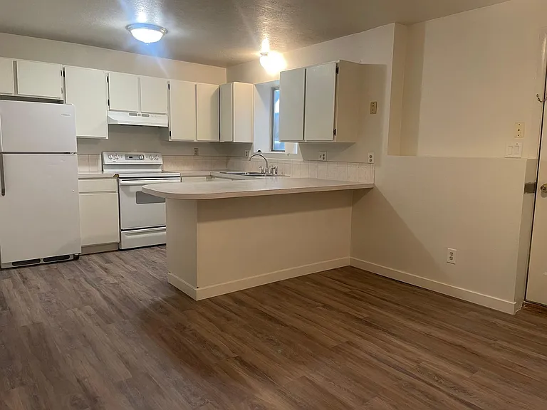 1406 Kinghorn Rd — Photo 1