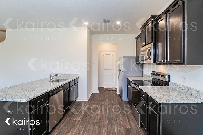 3 bed, 2.5 bath, 1918 sqft, $1,795 — Photo 2