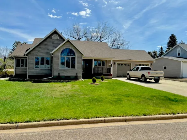 303 1st Ave SE, Bowman, ND 58623