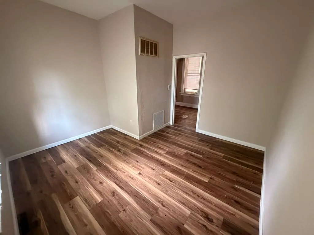 3 bed, 925 sqft, $1,050 — Photo 3
