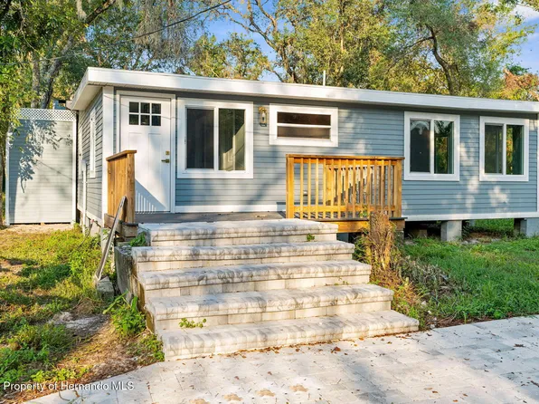 5200 Cyril Dr, Dade City, FL 33523