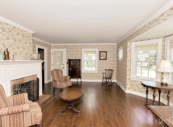5th image of 390 Brittain Ave