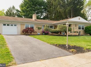4 Grinnel Dr, Camp Hill, PA 17011