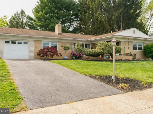 4 Grinnel Dr, Camp Hill, PA 17011