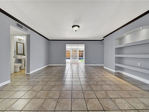 3rd image of 321 Thunderbird Dr