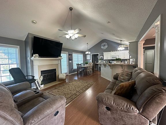 3rd image of 141 Country Ln