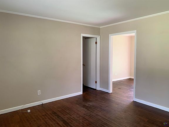 3rd image of 3240 Commodore Dr